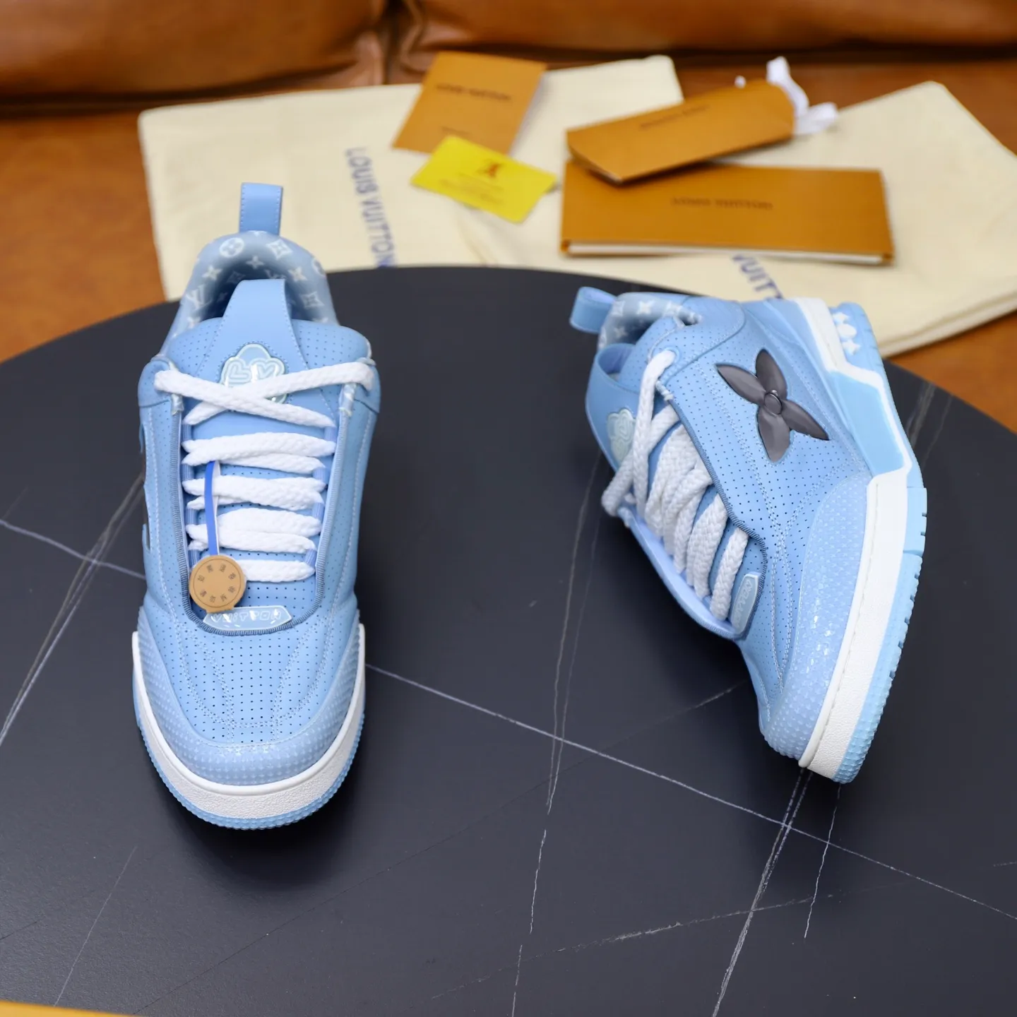 Ex-factory price: 860💰LV Couple👫Louis Vuitton TRAINER sneakers classic Louis Vuitton men's artistic director Virgil Abloh picked inspiration to create this LV Trainer sneaker. Yingze crystal inlays present a colorful effect. VS can be matched with two gorgeous effect colors. The LV letter logo badge on the tongue is gorgeous and noble. The LV letter is decorated on the side. The outsole is decorated with a Monogram flower pattern. It shows the trend of elegance and nobility! Men's and women's models: 35-46